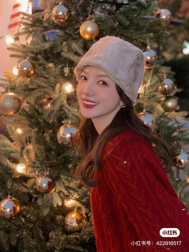 chụp ảnh với cây thông Noel