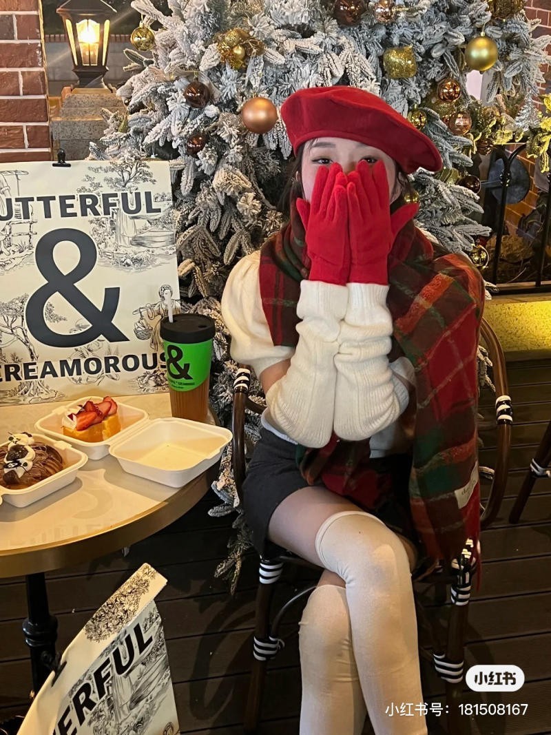 chụp ảnh với cây thông Noel