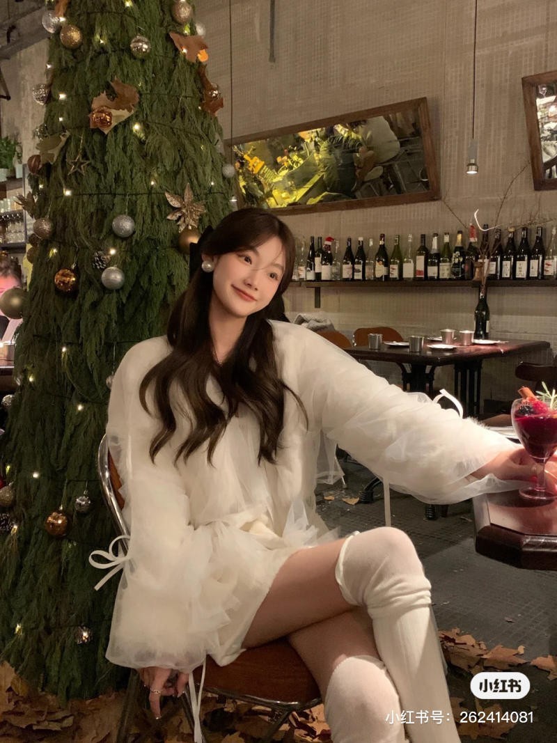 chụp ảnh với cây thông Noel