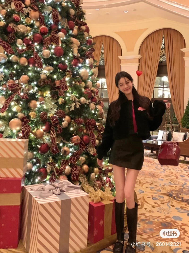 chụp ảnh với cây thông Noel