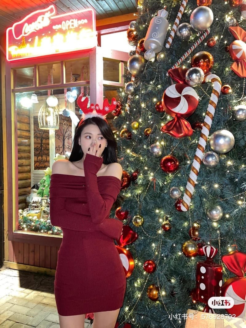 chụp ảnh với cây thông Noel