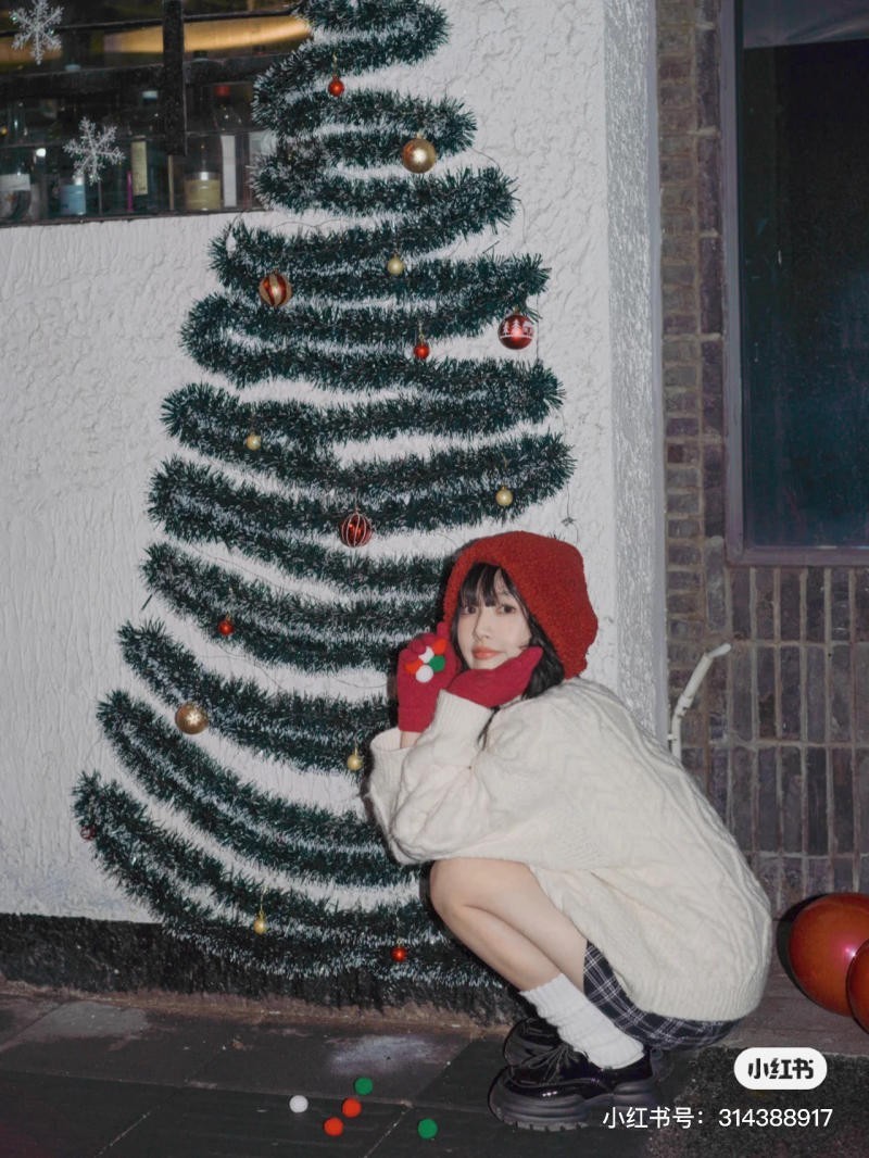 chụp ảnh với cây thông Noel
