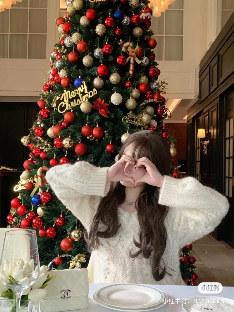 chụp ảnh với cây thông Noel