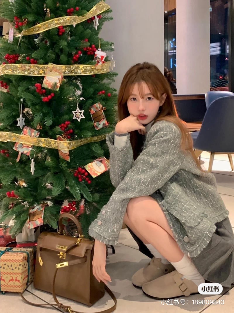 chụp ảnh với cây thông Noel