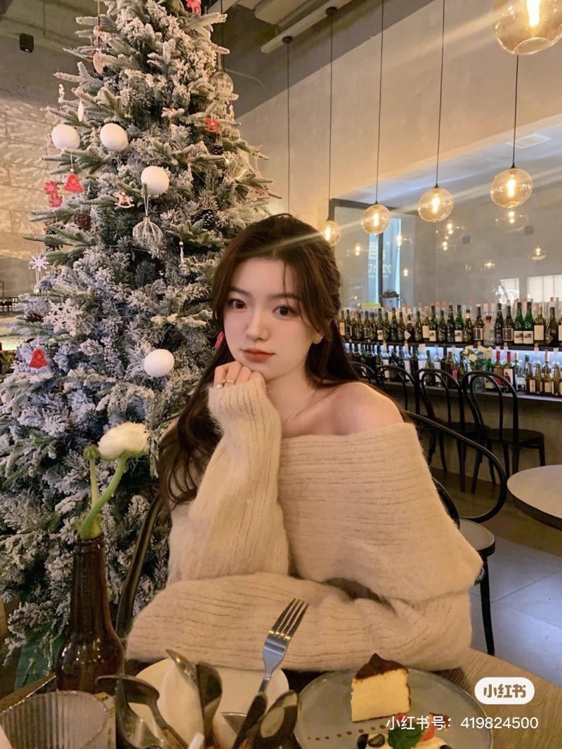 chụp ảnh với cây thông Noel