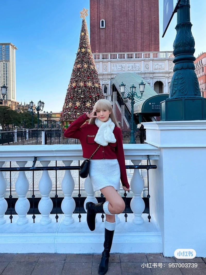 chụp ảnh với cây thông Noel