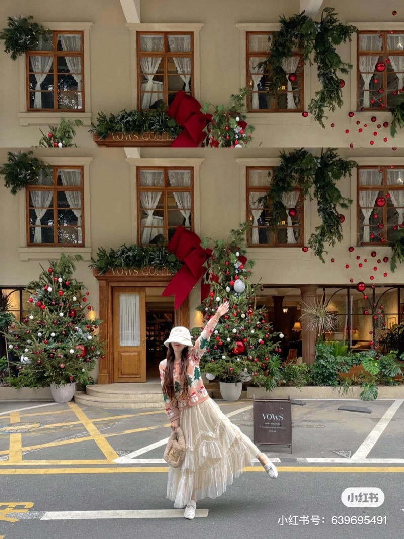 chụp ảnh với cây thông Noel