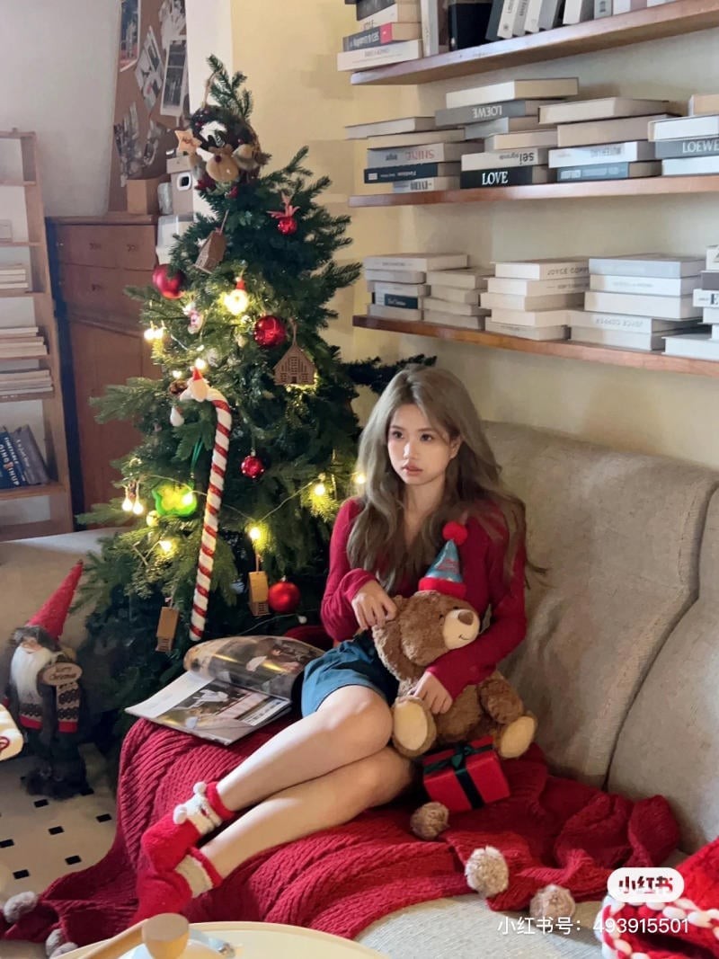 chụp ảnh với cây thông Noel