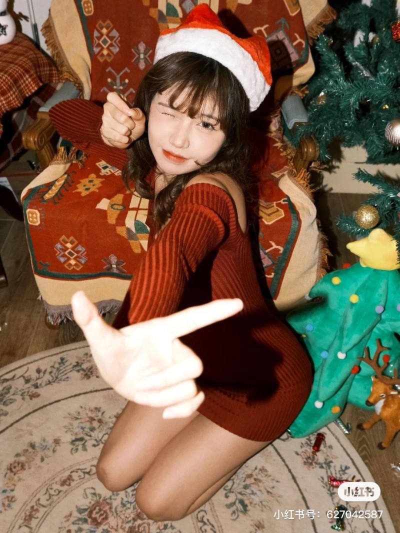 chụp ảnh với cây thông Noel