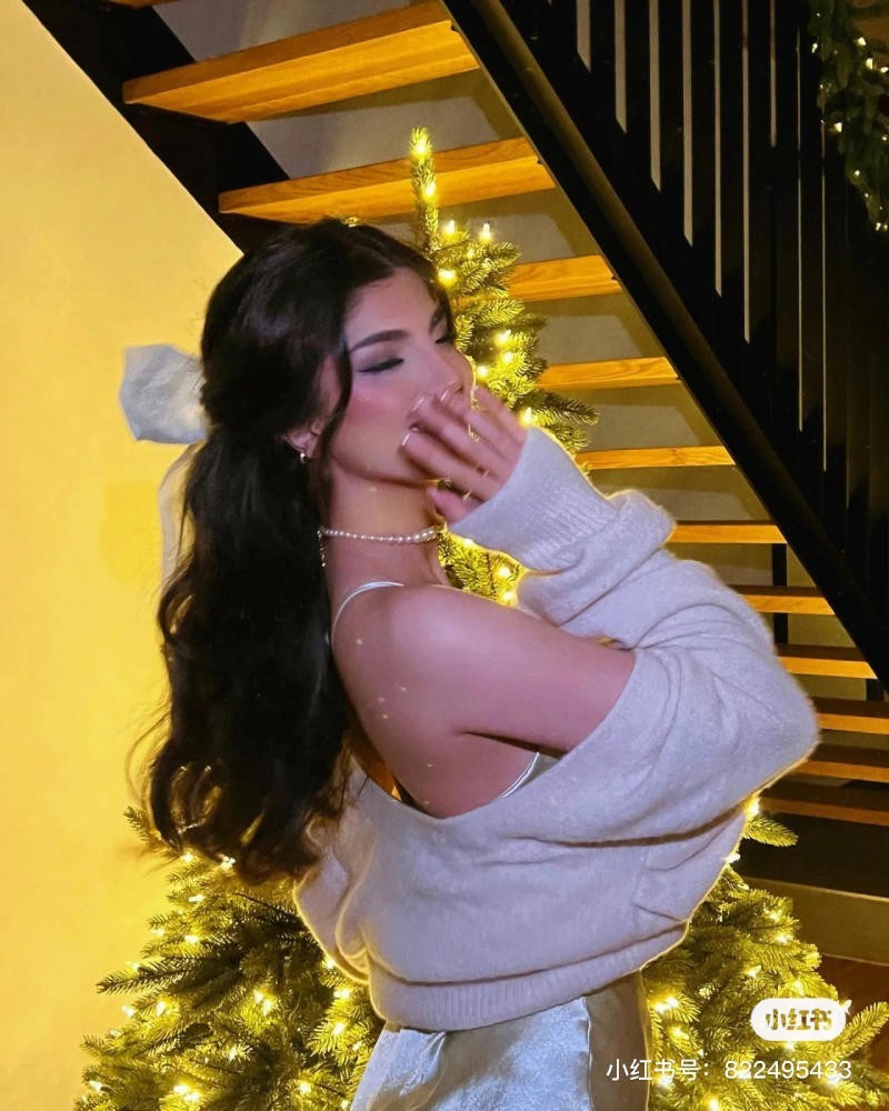 chụp ảnh với cây thông Noel