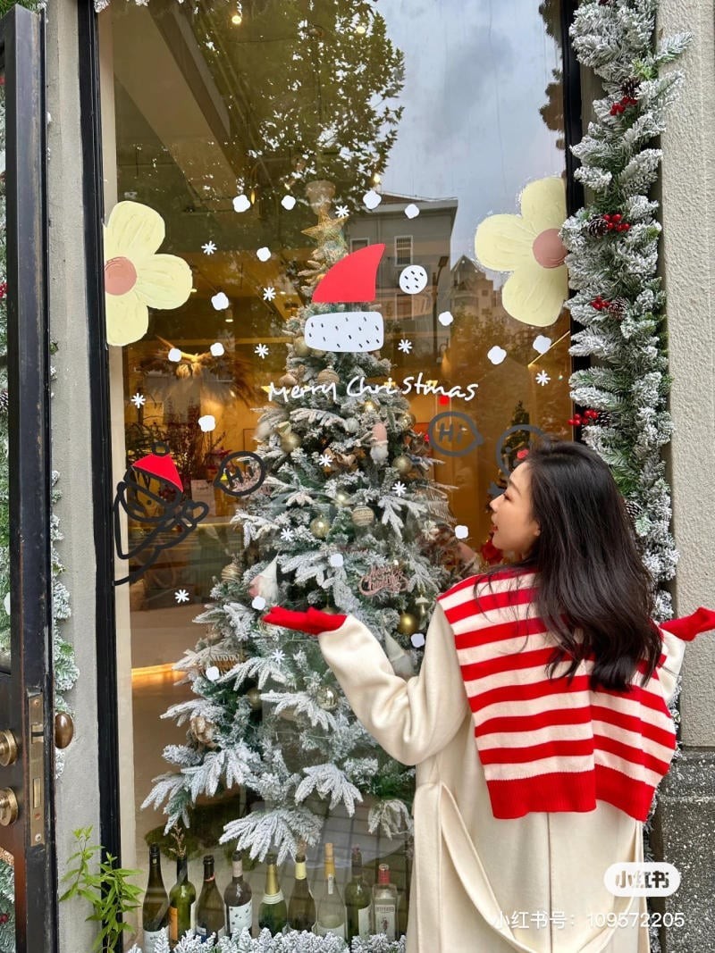 chụp ảnh với cây thông Noel
