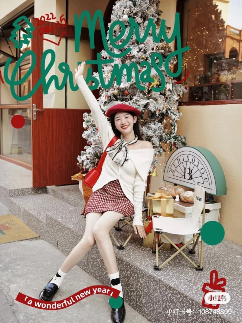 chụp ảnh với cây thông Noel