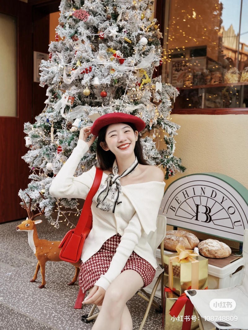 chụp ảnh với cây thông Noel