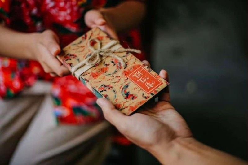lì xì là để mừng tuổi và mang đến tài lộc cho người nhận