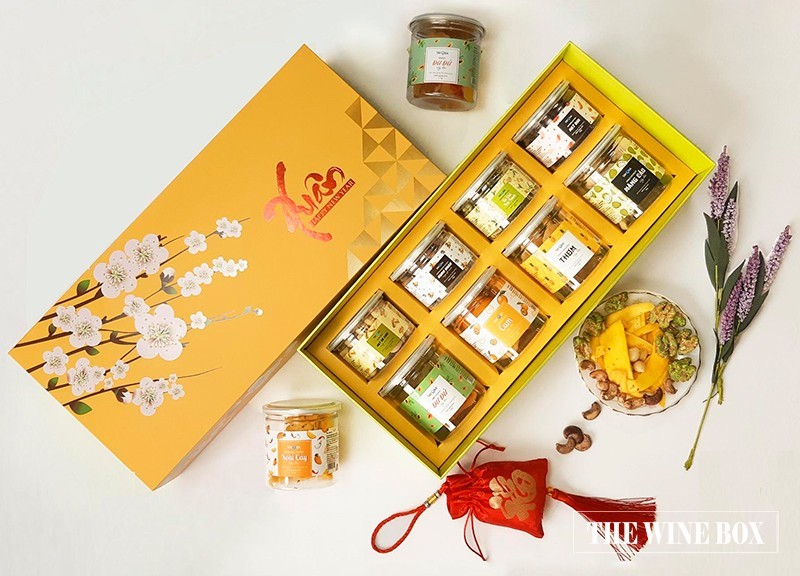 lấy sản phẩm công ty làm quà tặng 