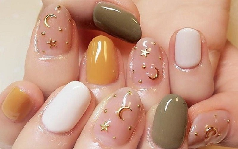 Mẫu nail Tết 2024 đính họa Tết trăng sao