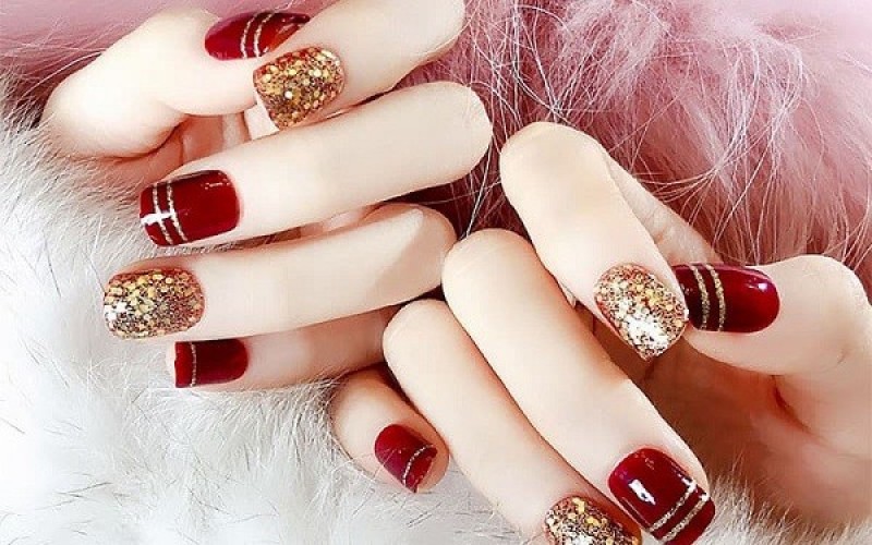 Mẫu nail Tết 2024 màu đỏ đính kim tuyến