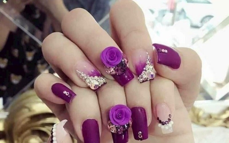 Mẫu nail Tết 2024 đính đá màu tím mộng mơ