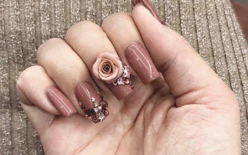 Mẫu nail Tết 2024 đính đá màu nude thanh lịch