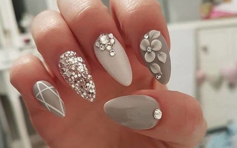 Mẫu nail Tết 2024 đính đá màu xám