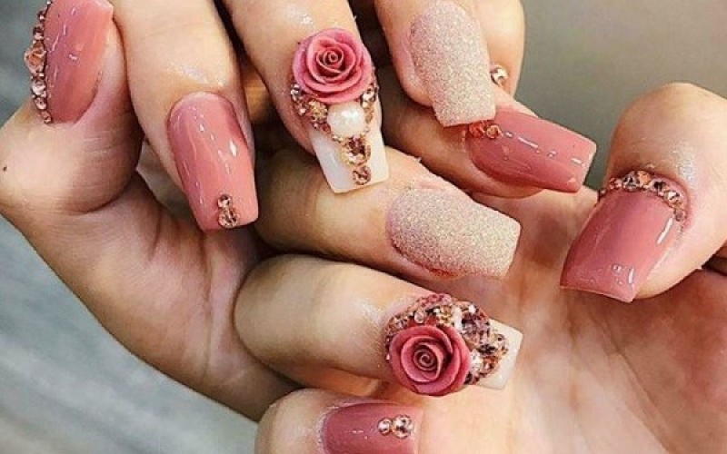 Mẫu nail Tết 2024 đính đá mix hoa bột