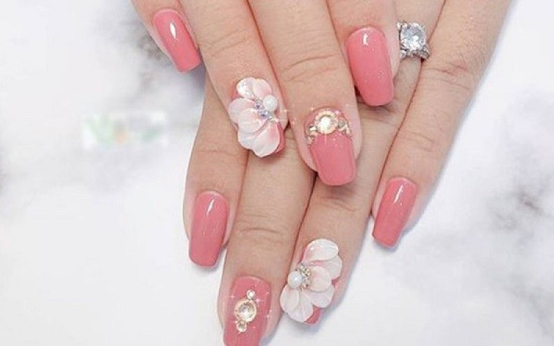 Mẫu nail Tết 2024 đính đá màu hồng dễ thương