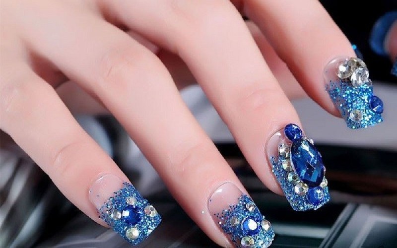 Mẫu nail Tết 2024 đính đá màu xanh tươi mát