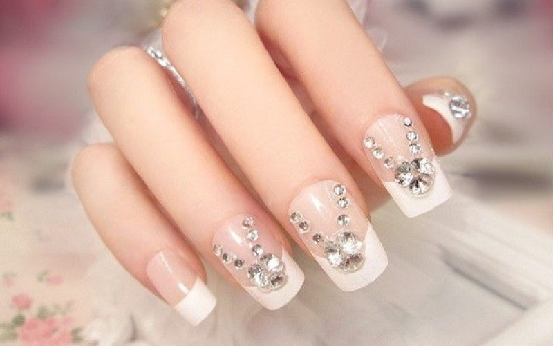 Mẫu nail Tết 2024 đính đá kiểu Pháp trang nhã