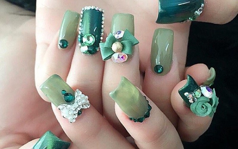 Mẫu nail Tết 2024 đính đá cầu kỳ