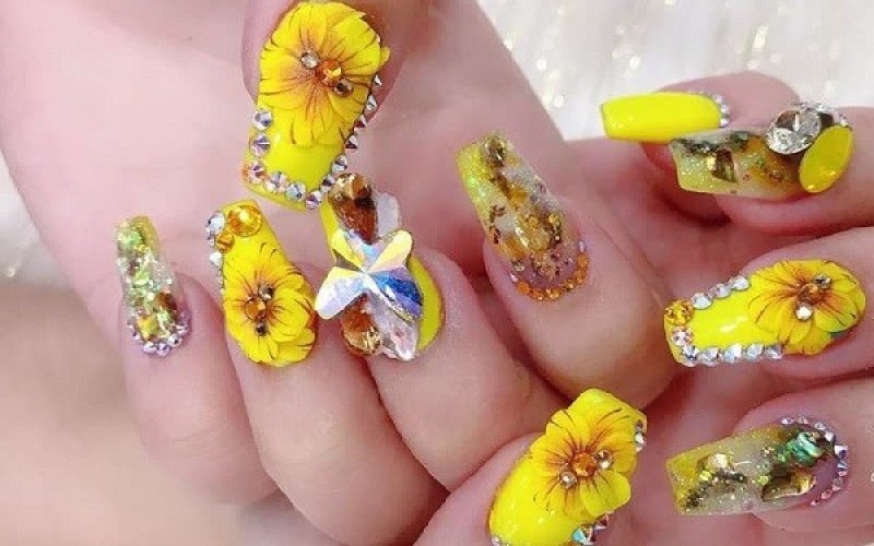 Mẫu nail Tết 2024 hoa mai