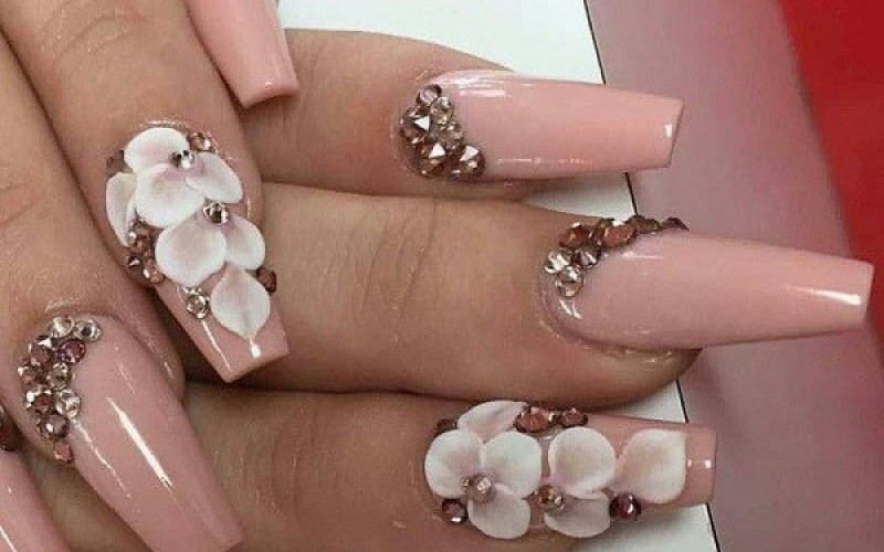 Mẫu nail Tết 2024 hoa lan