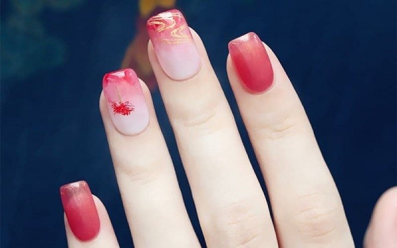Mẫu nail Tết 2024 hoa bỉ ngạn