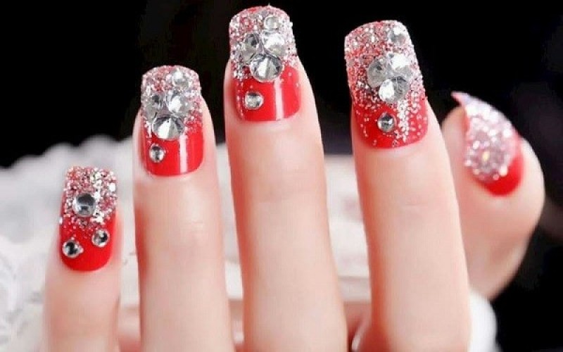Mẫu nail Tết 2024 màu đỏ đính đá