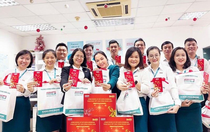 có nên tặng quà tết cho nhân viên không?