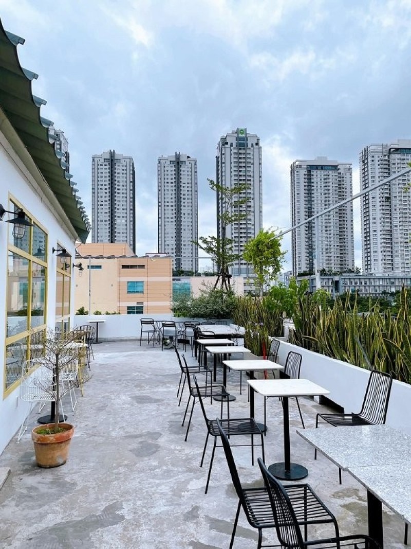 Không gian nhiều cây xanh tại Nắng rooftop 