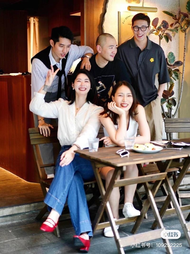 chụp ảnh với hội bạn thân