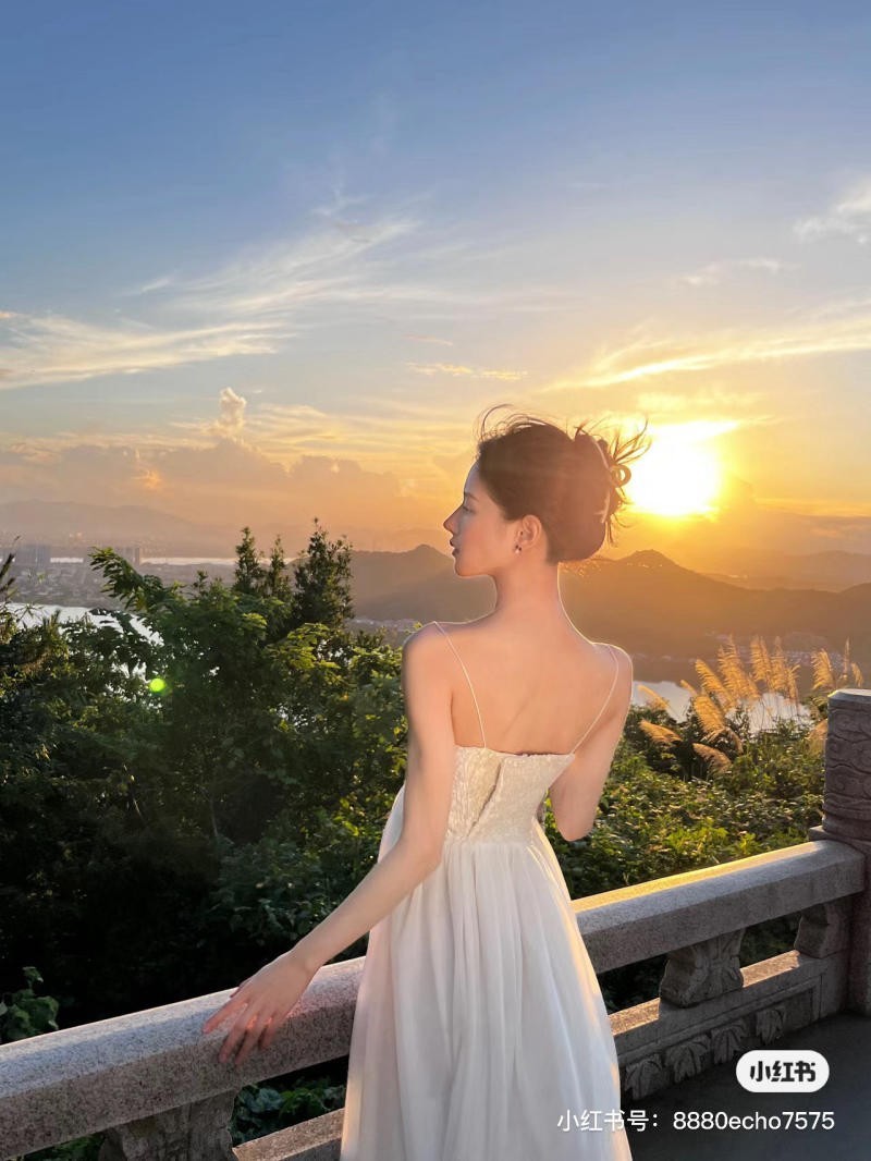 tạo dáng chụp ảnh với hoàng hôn