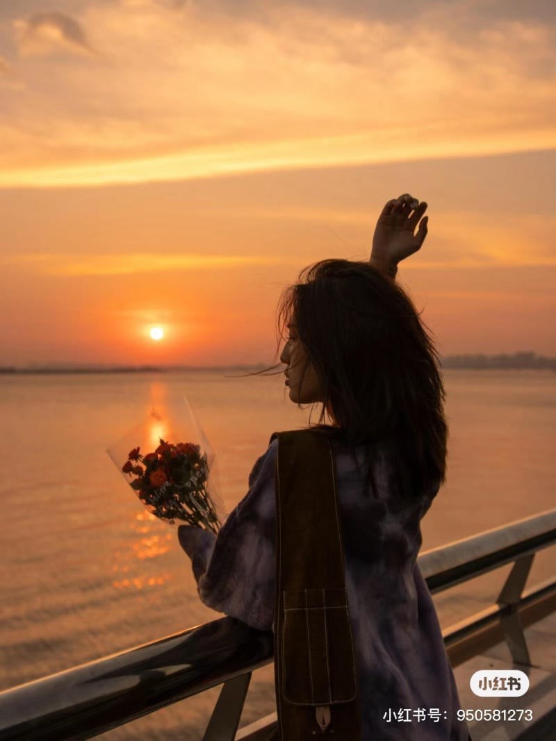 tạo dáng chụp ảnh hoàng hôn