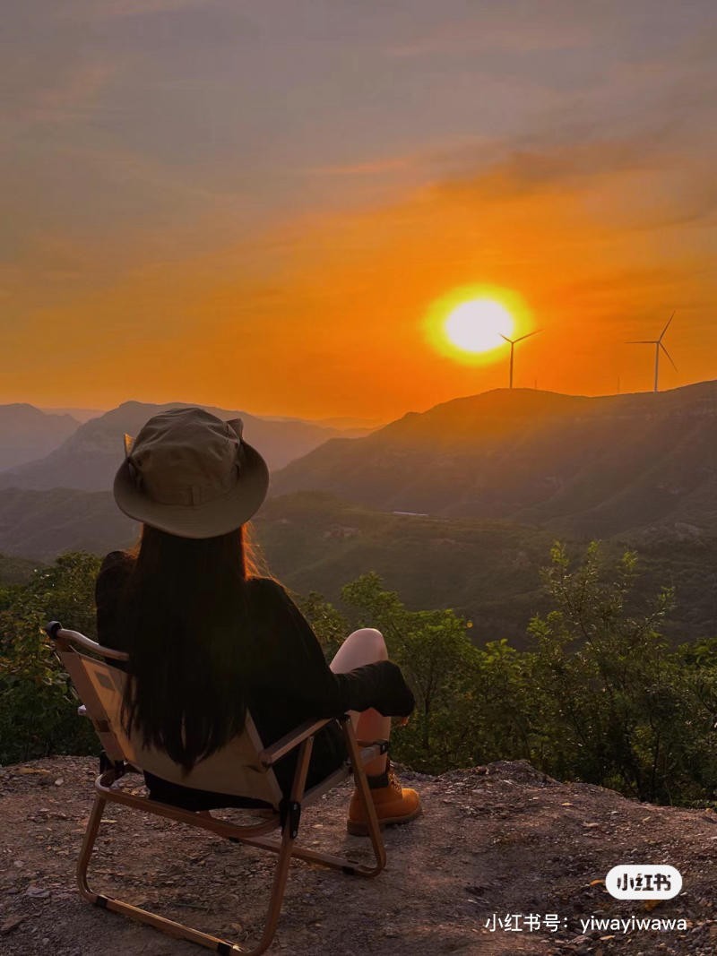 tạo dáng chụp ảnh hoàng hôn