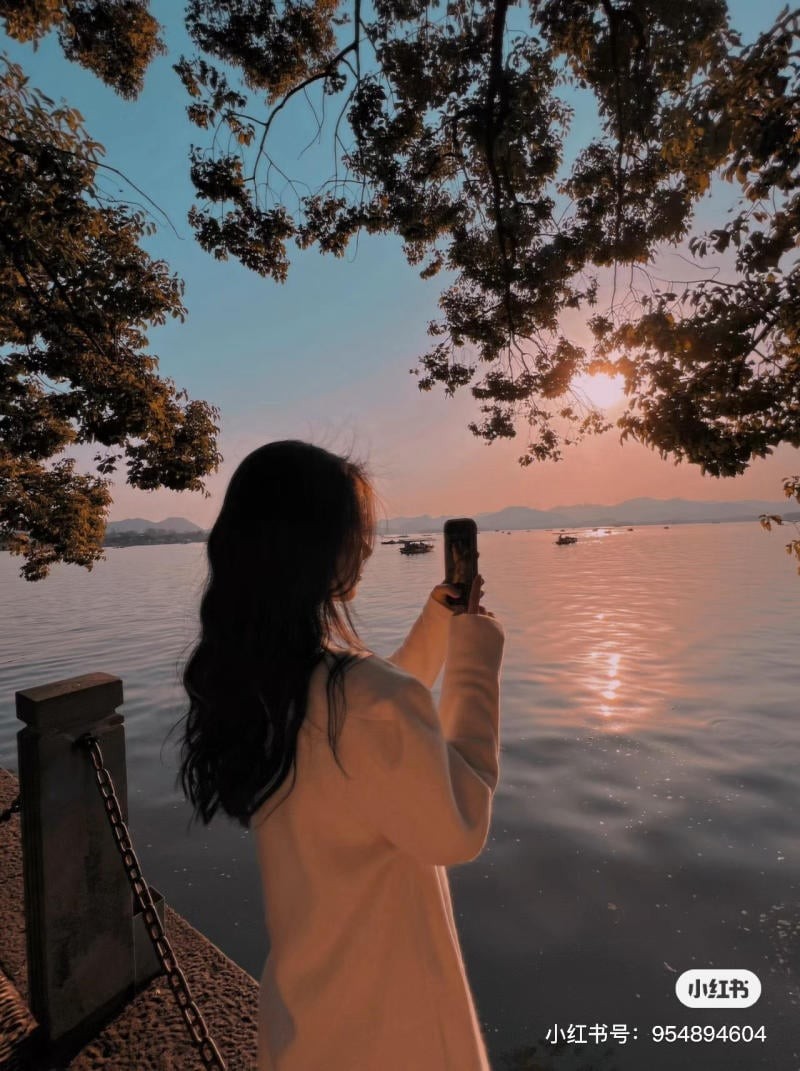 tạo dáng chụp ảnh với hoàng hôn
