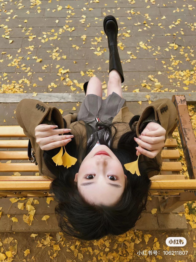 tạo dáng ngồi ghế chụp ảnh nữ