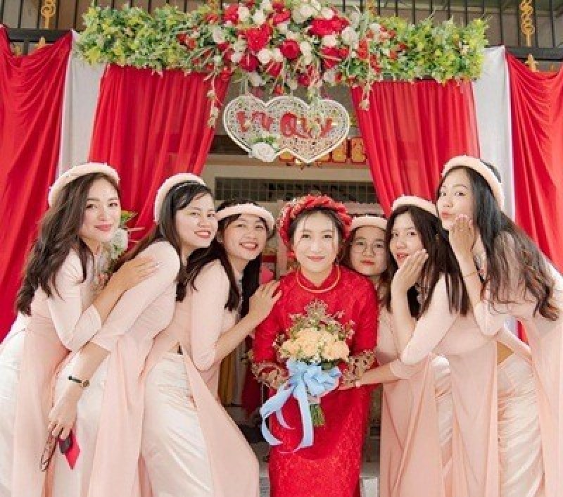 phù dâu thường là bạn bè, chị em thân thiết của cô dâu