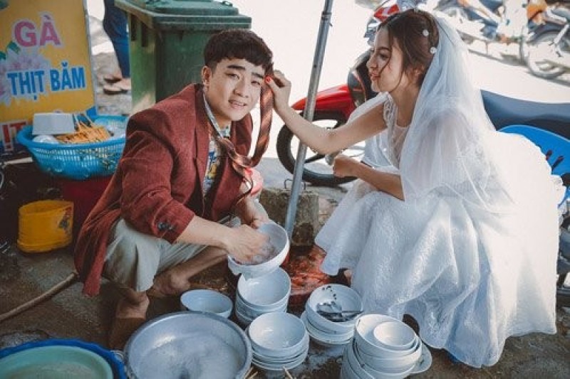 cô dâu hãy xắn tay vén áo rửa chén bát, sau đó đó dọng đũa 3 lần xuống đất và lấy chổi quét nhà
