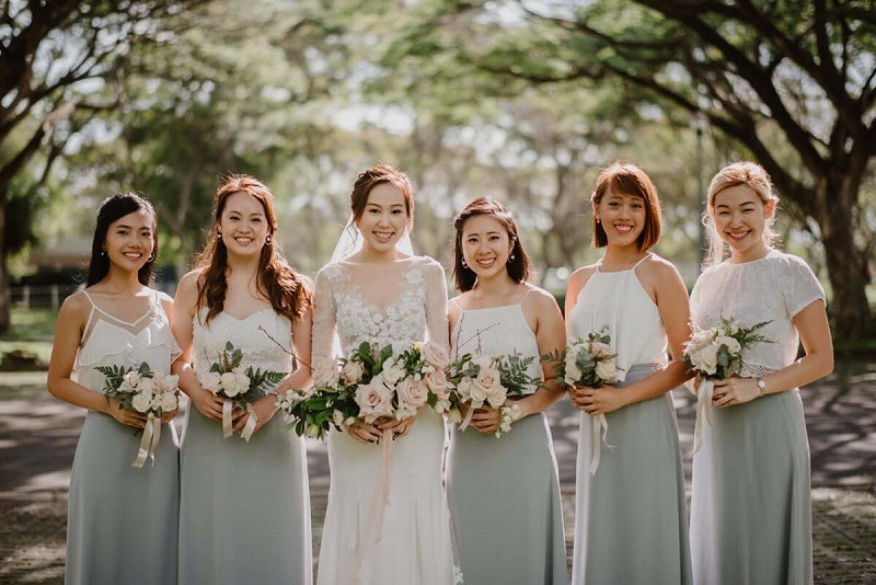 Người xách vali cho cô dâu thường là chị em, bạn bè thân thiết của cô dâu