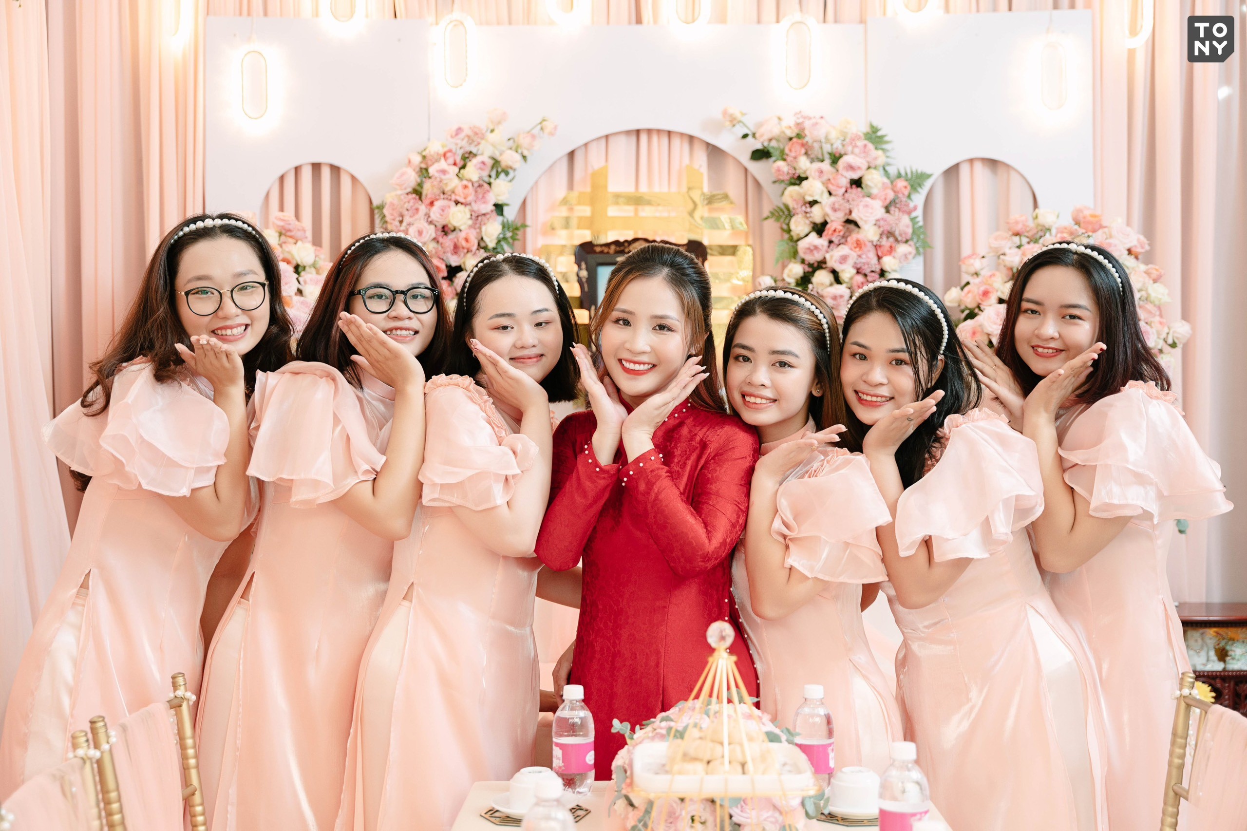 Ai Sẽ Là Người Xách Vali Cho Cô Dâu Khi Về Nhà Chồng?