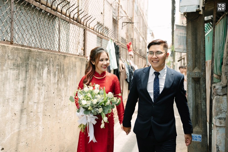mẹ cô dâu sẽ ghim một chiếc kim vào váy để trừ tà cho cô dâu trên đường về nhà chồng