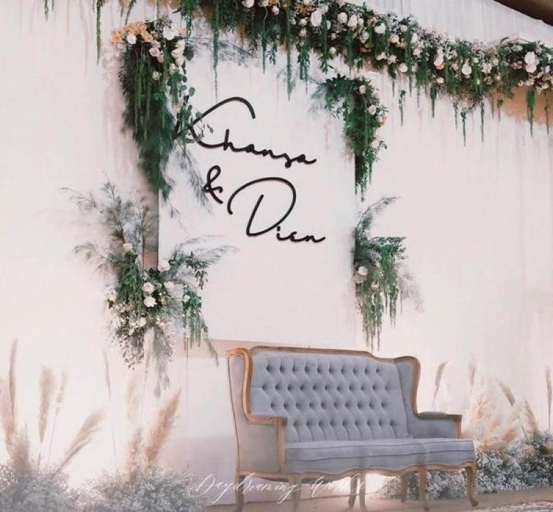 Bạn có thể tự làm backdrop tại nhà hoặc sử dụng những mảng tường sẵn có tại nhà hàng để làm phông nền chụp hình