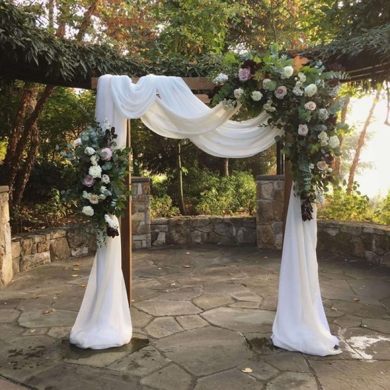 Cổng hoa nên được làm từ khung gỗ hoặc nhành cây khô để đạt được sự tối giản cần có