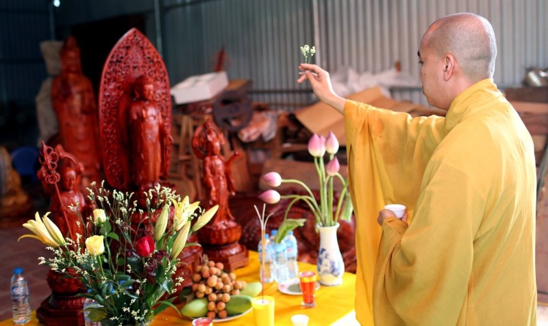 Thỉnh tượng vào chùa để khai quang điểm nhãn
