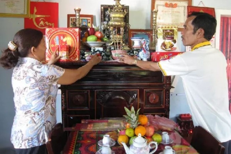 Bàn thờ tổ tiên rất cần được dọn dẹp sạch sẽ
